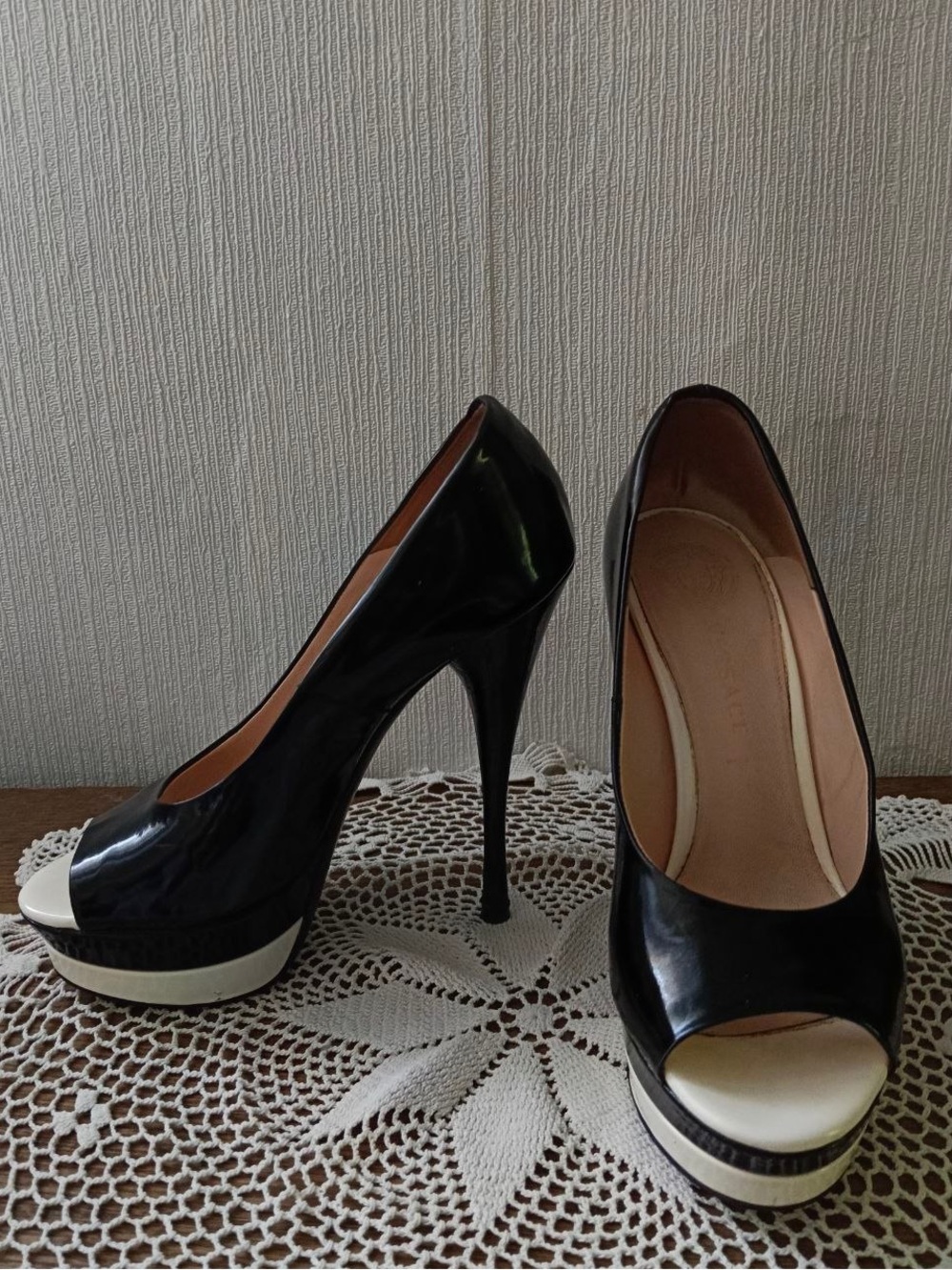 Versace patent leather platform pamps